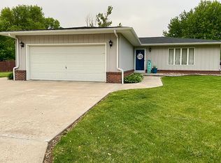 3015 Park Lane Dr, Hastings, NE 68901