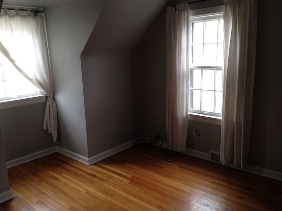 3rd image of 954 Oaklawn St NE