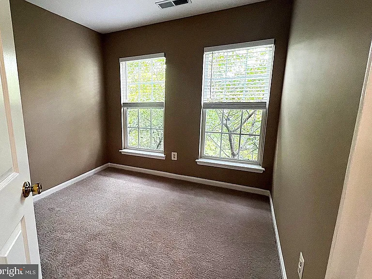 44314 Cornish Ln — Photo 36