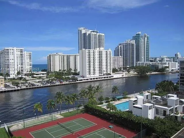800 Parkview Dr #A1018 — Photo 3