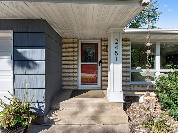 4th image of 2451 Sheldon St