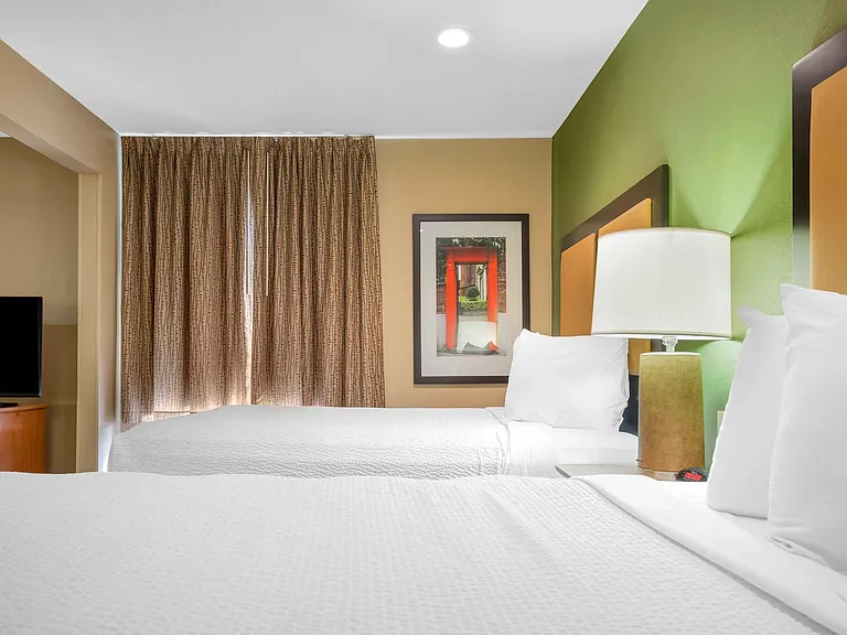 Deluxe Studio - 2 Queen Beds