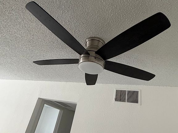 5th image of 7443 Haskell Ave #101