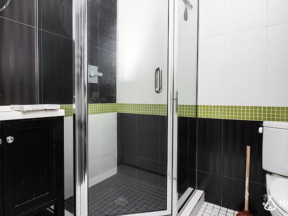 4th image of 947 Willoughby Ave #113