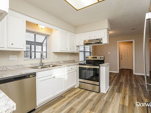 3rd image of 8914 Saratoga Forest Dr