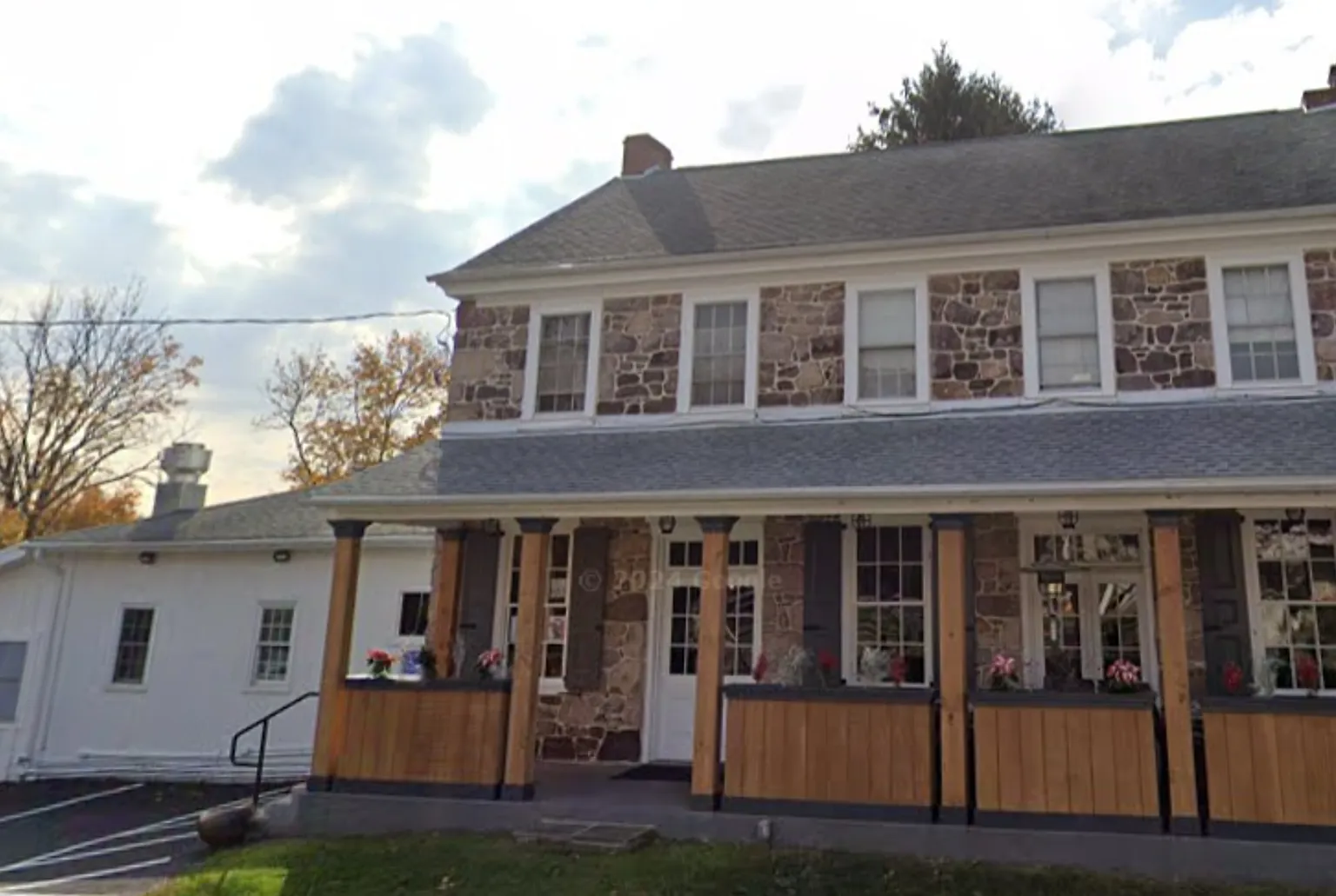 Charming 3 Bedroom Apartment Available Now! — Photo 1