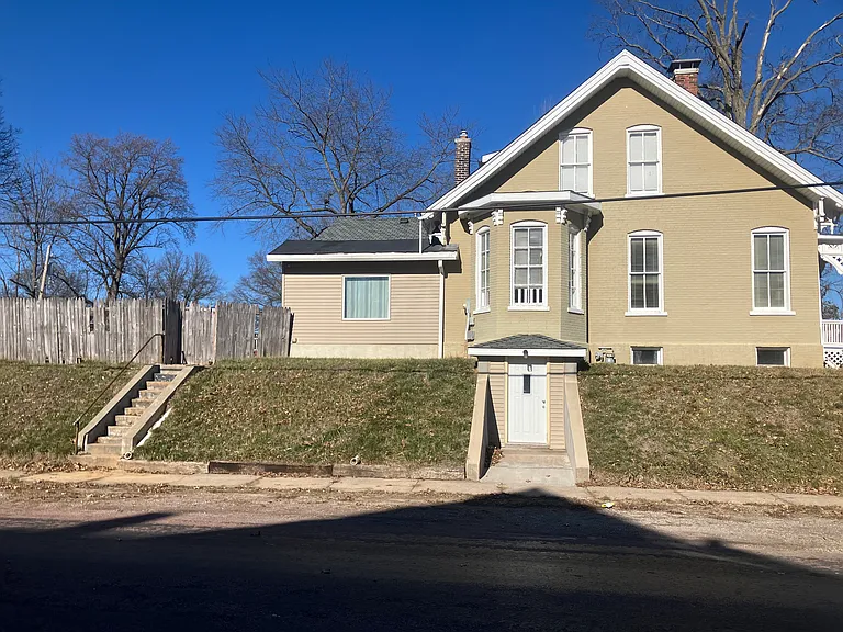 721 S Church St — Photo 3