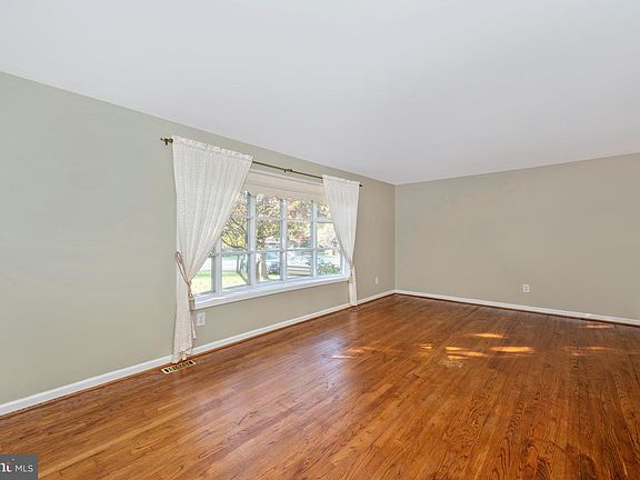 4th image of 6813 Carlinda Ave