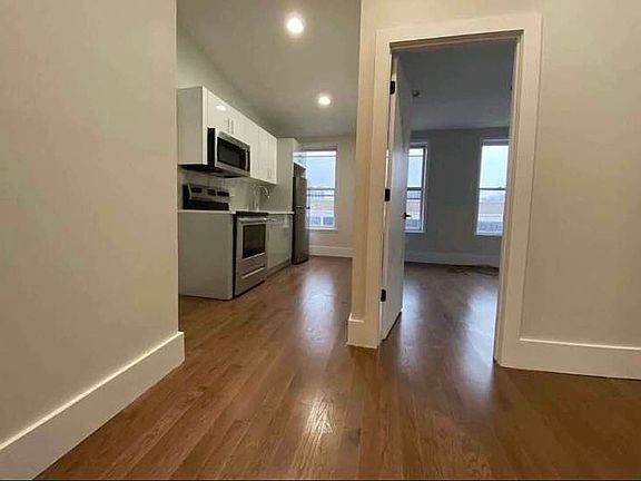 3rd image of 542 Willoughby Ave #3B