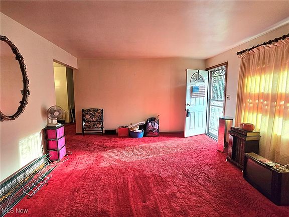 4th image of 575 Woodside Ave