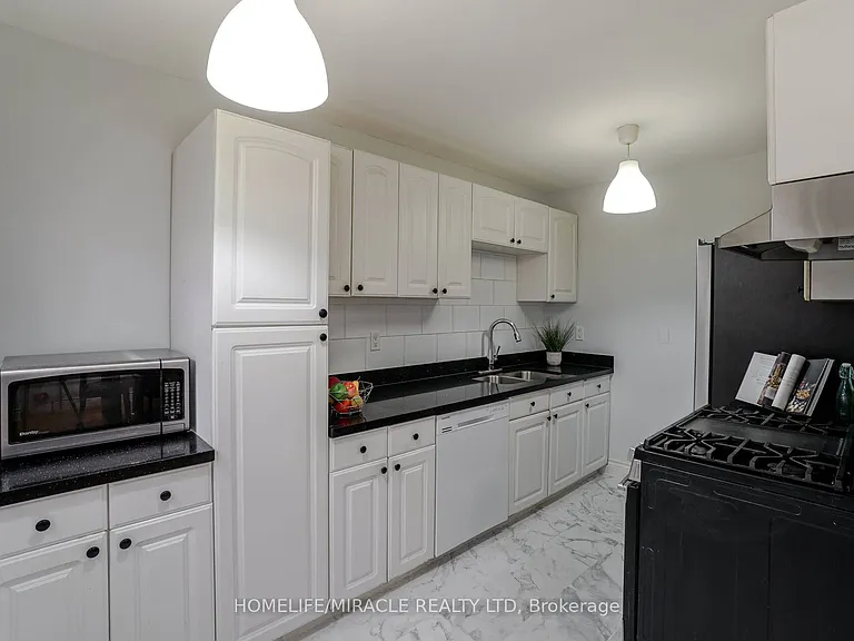 30 Hoskins Sq — Photo 10