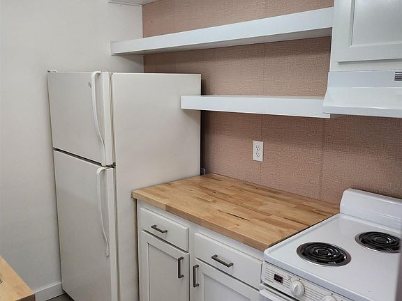 3rd image of 1002 Clarinet Blvd E