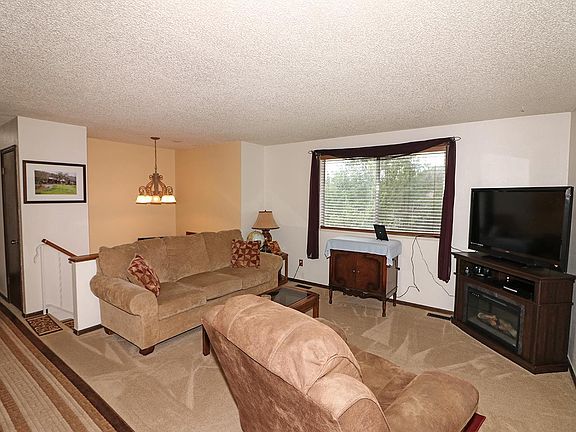 5th image of 690 Cloverdale Dr