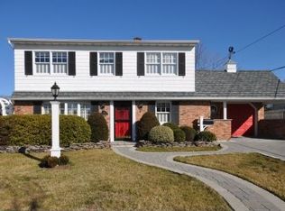 151 Shelter Ln, Levittown, NY 11756