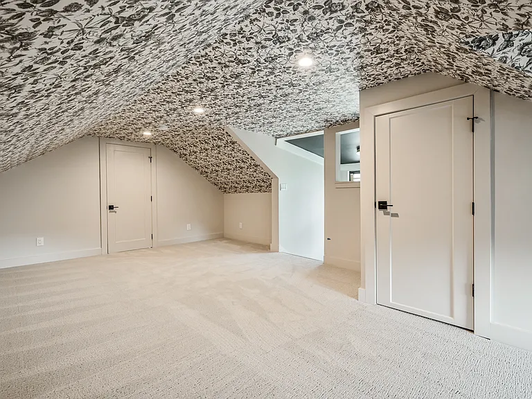 2058 Carrollton Ave — Photo 40