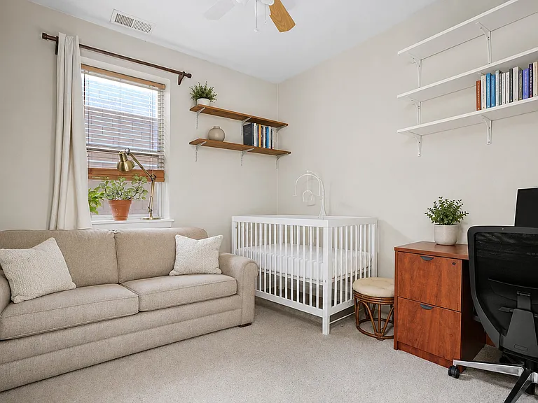 1112 W Washburne Ave #301 — Photo 13