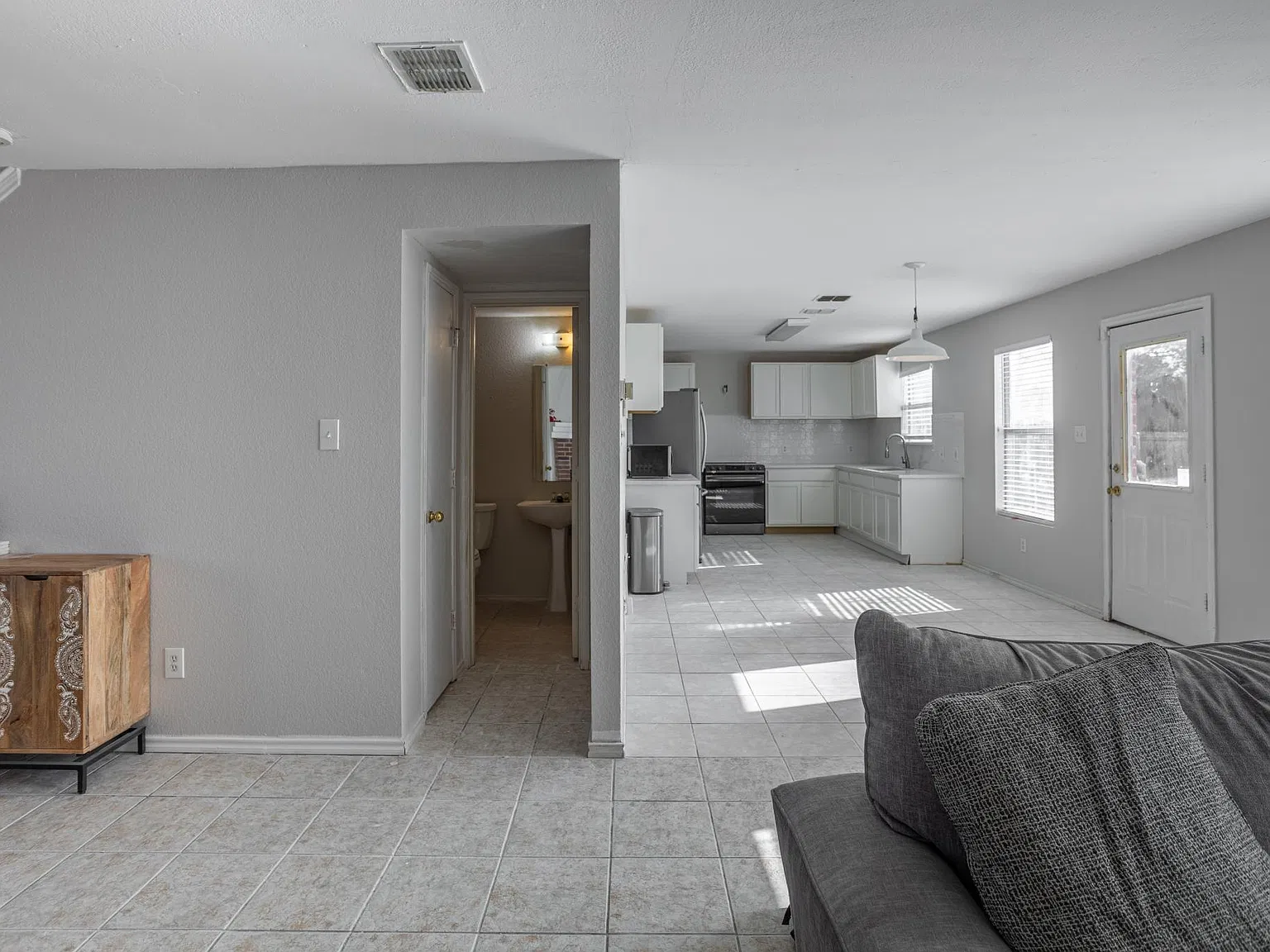 3 bed, 2167 sqft, $2,500 — Photo 4