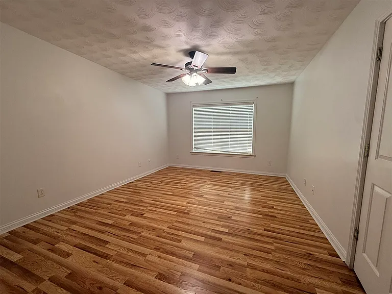 1304 Primrose Ct — Photo 5