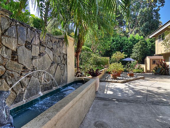 Tranquil wall fountain 