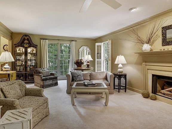 3rd image of 8 Red Oak Dr