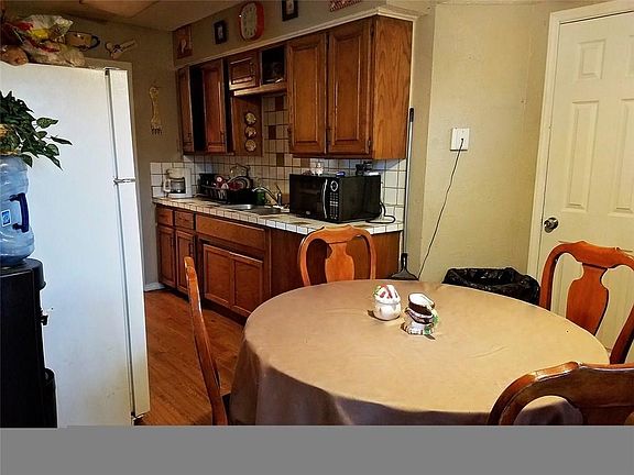 5th image of 209 Christina Pl