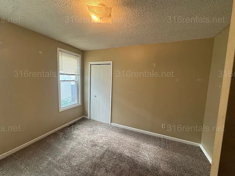 404 E 7th St — Photo 5