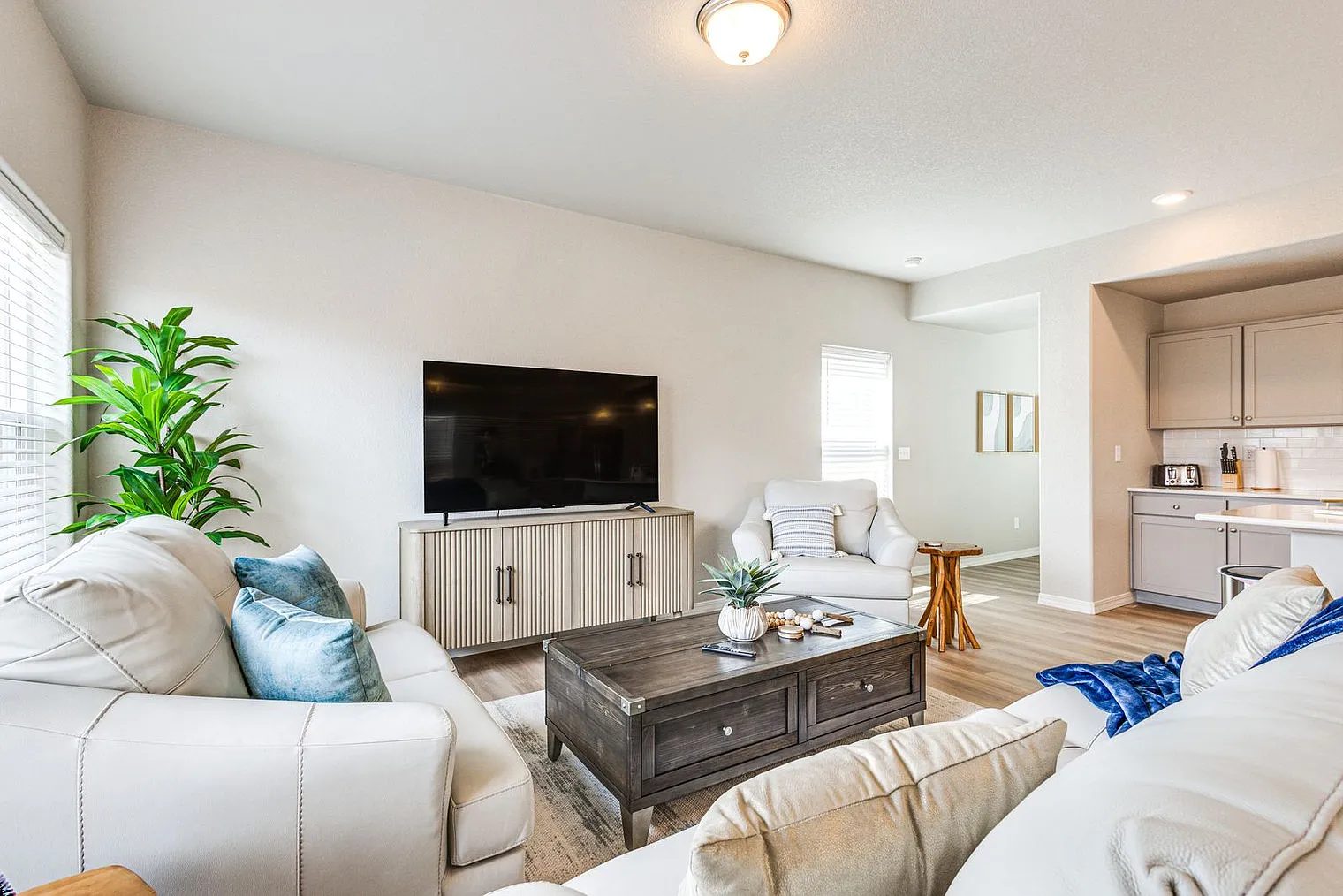 3 bed, 2.0 bath, 1808 sqft, $3,964 — Photo 2