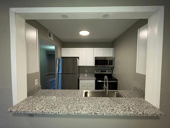 4th image of 1400 Moore Ave #151
