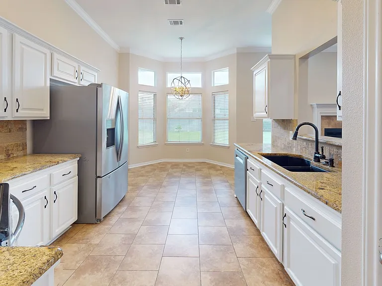 1021 Westend Dr — Photo 7