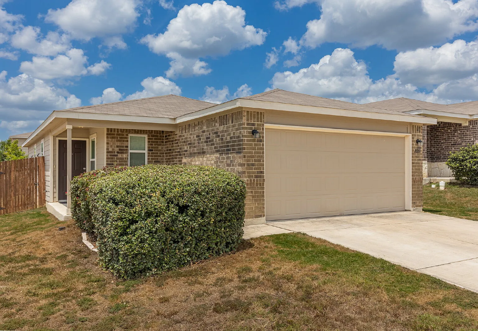 3 bed, 2.0 bath, 1290 sqft, $1,700 — Photo 2