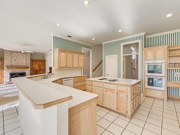 5th image of 805 Oakwood Ct