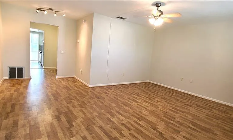 911 Washington Ave #305 — Photo 2