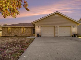 401 Newport Dr, Smithville, MO 64089
