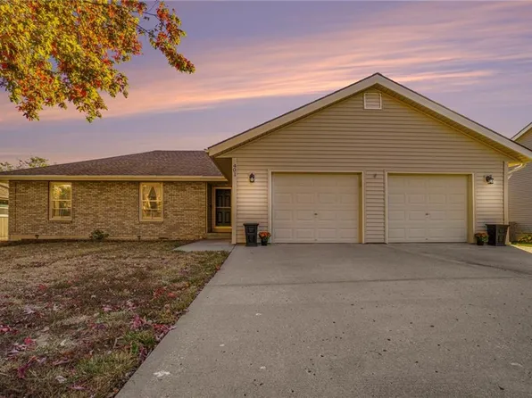 401 Newport Dr, Smithville, MO 64089