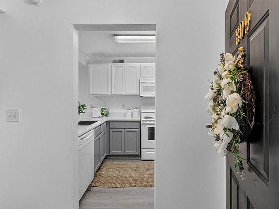 3rd image of 809 Andrea Ln
