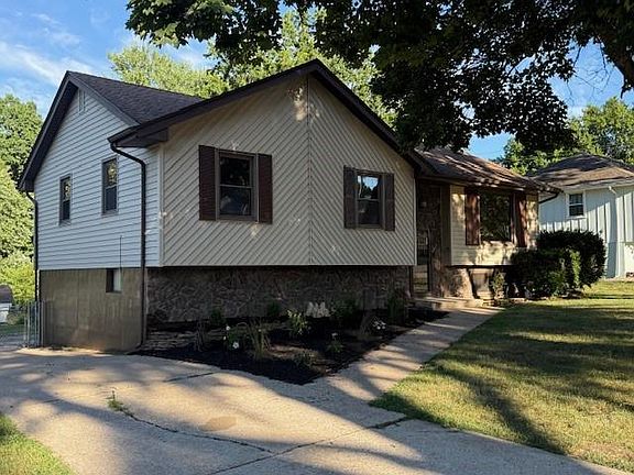 2nd image of 3043 Bryn Mawr Dr