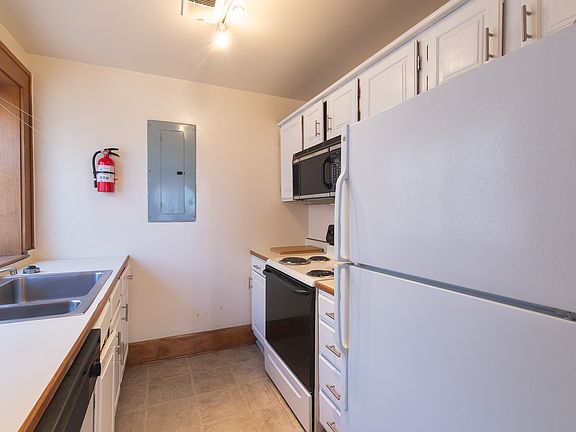 3rd image of 664 E 11th St #A