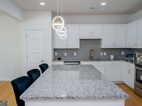 2nd image of 2115 Ravencliff Dr