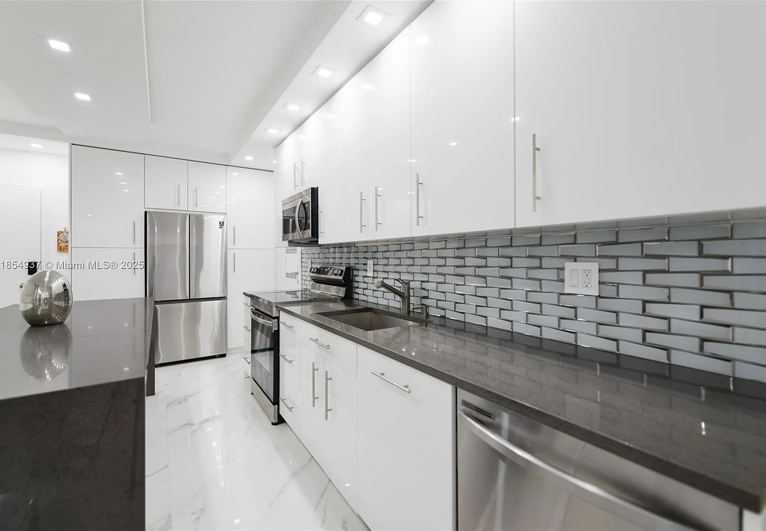 Hemispheres Condo — Photo 4