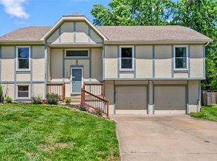 1204 E Sleepy Hollow Dr, Olathe, KS 66062