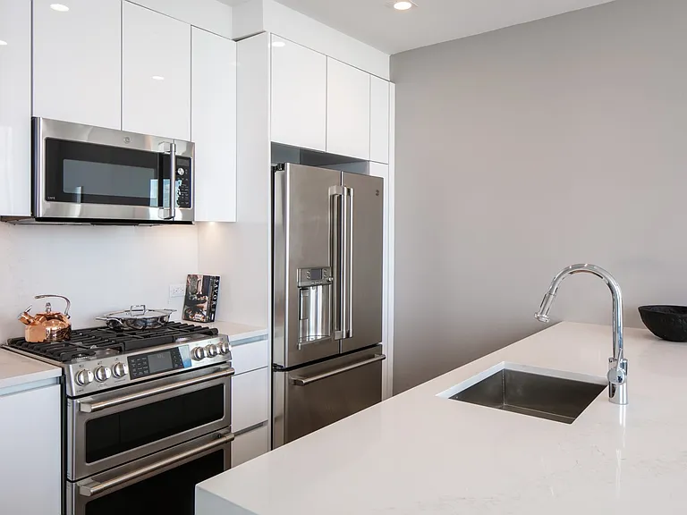 515 W 36th St #33F — Photo 6