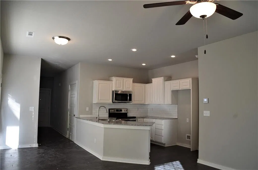 3 bed, 2.5 bath, 1350 sqft, $1,650 — Photo 2