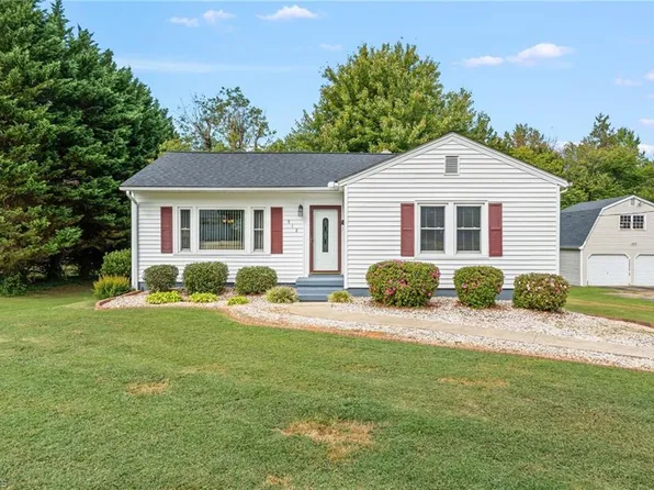 912 Alice Dr, Thomasville, NC 27360