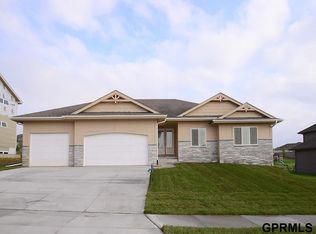 12108 Longshore Dr, Papillion, NE 68046