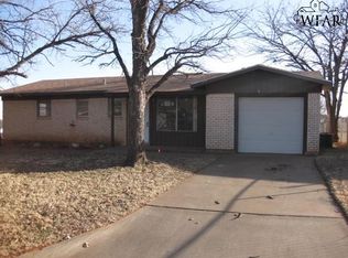 415 W Valley Dr, Iowa Park, TX 76367