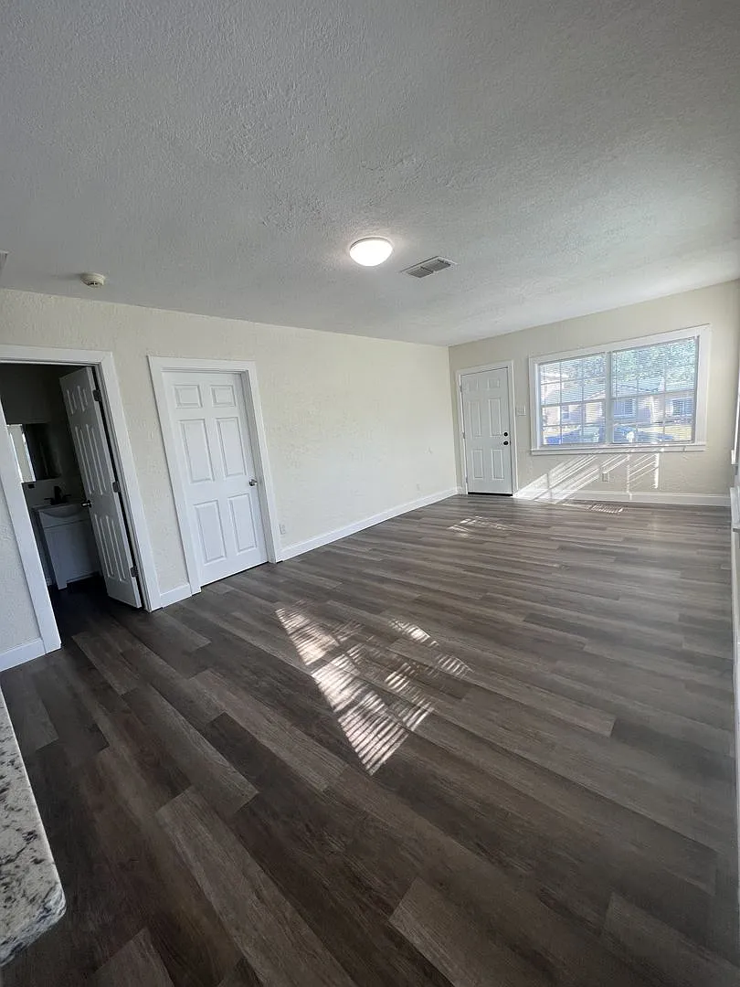 Beautifully Renovated 3BR Home Near Lakeland's Medical District — Photo 4