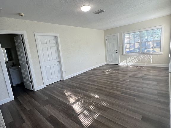 4th image of 617 Lakehurst St