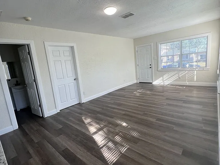 617 Lakehurst St — Photo 4