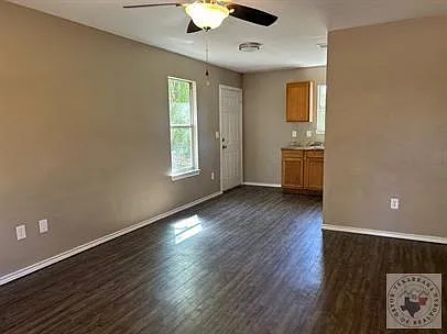 3 bed, 1.5 bath, 824 sqft, $1,100 — Photo 2