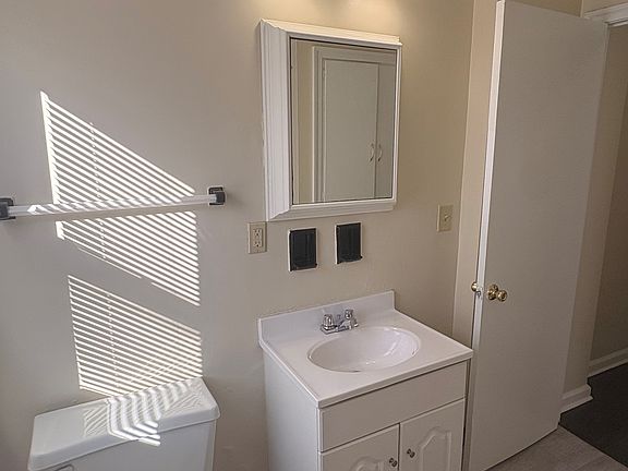 3rd image of 2989 E Moreland Dr